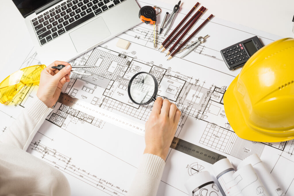 architecte faisant plan avec loupe