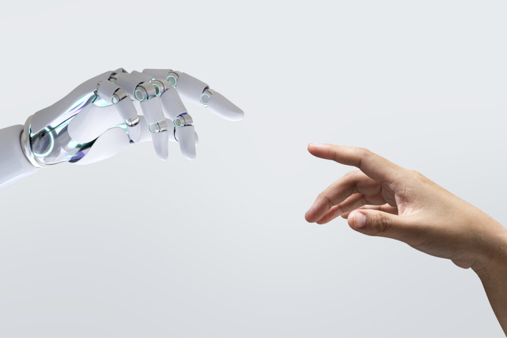 La main d'un robot s'approche de celle d'un humain évoquant le tableau de La Création d'Adam par Michel-Ange