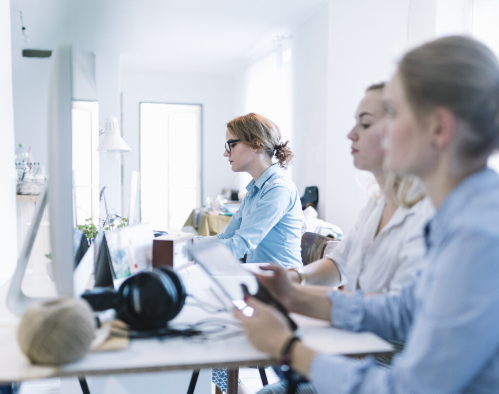 groupe de trois femmes d affaires travaillant dans un bureau
