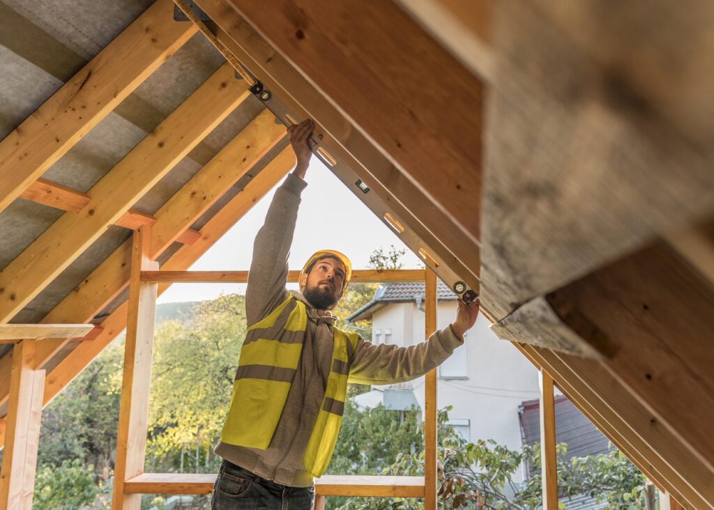 homme charpentier travaillant sur un toit