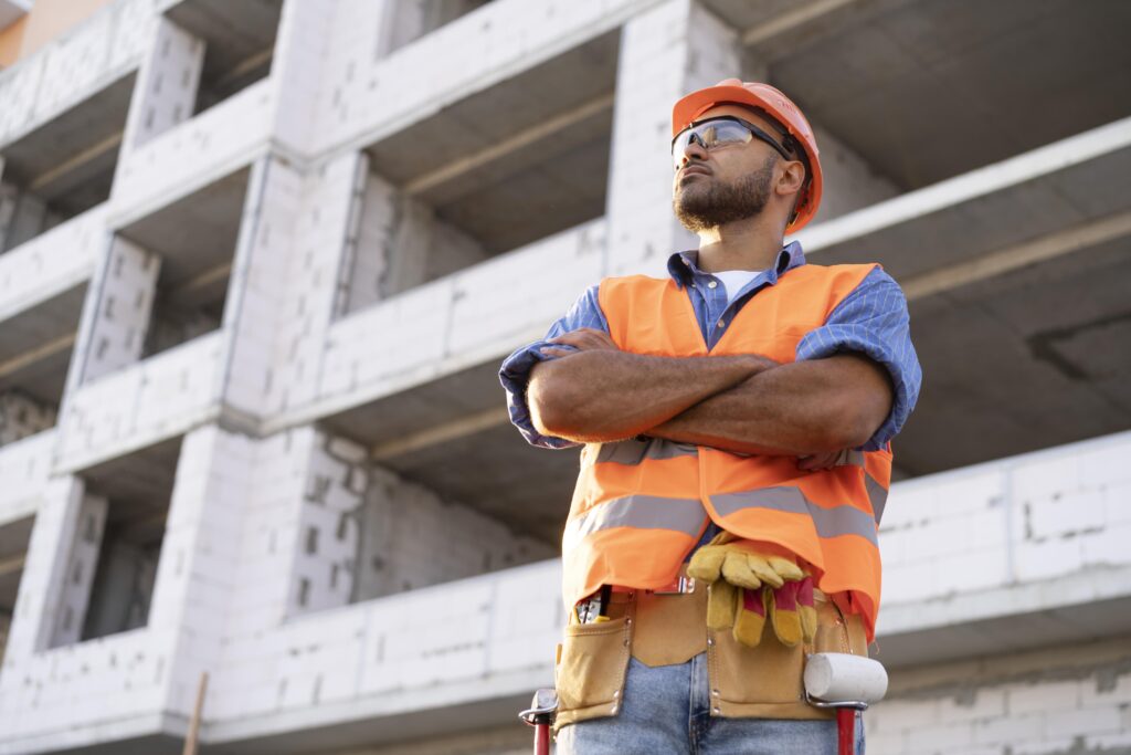 ouvrier du batiment et de la construction sur le site
